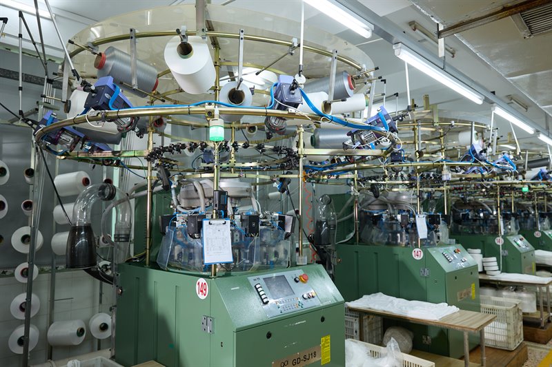 Seamless circular knitting machine