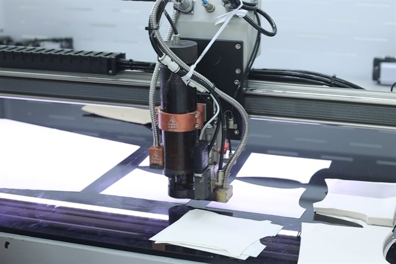 Fabric bonding machine